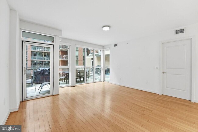 Building Photo - 1025 1st St SE