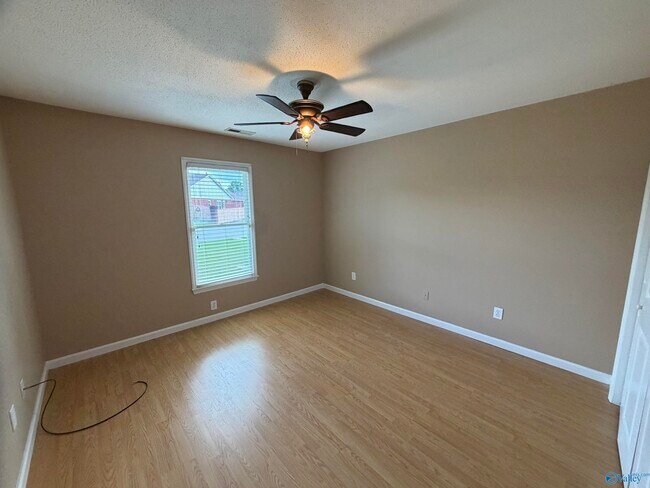 Building Photo - 1524 Forestview Dr SW