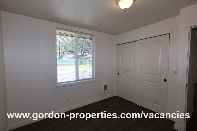 Building Photo - SE Arista Dr - 2 bedroom unit in the heart...