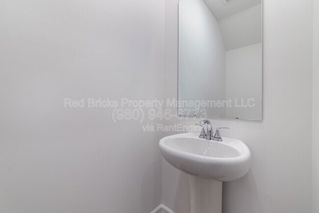 Building Photo - 4039 Smt Wds Dr