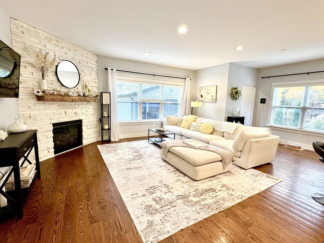 Building Photo - 718 N Alexander Ave