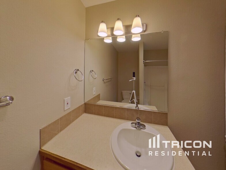 Building Photo - 1811 NE 89th Cir