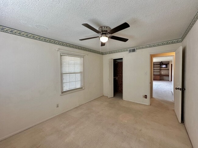 Building Photo - 3 Bedroom