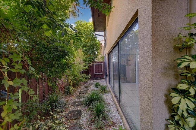 Building Photo - 890 N Village Dr