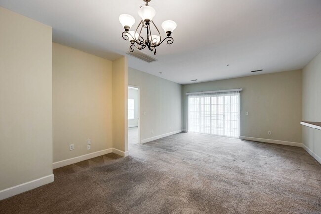 Building Photo - 2-Bed/2-Bath condo in Lenox Village.