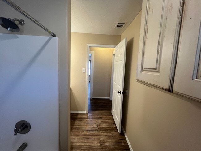 Building Photo - 730 W 17th Ln