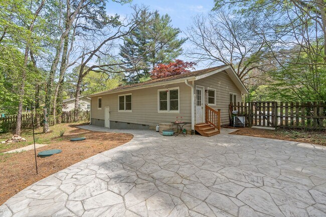 Building Photo - Ranch Three Bedrooms with Fenced in Yard - Move in Ready!