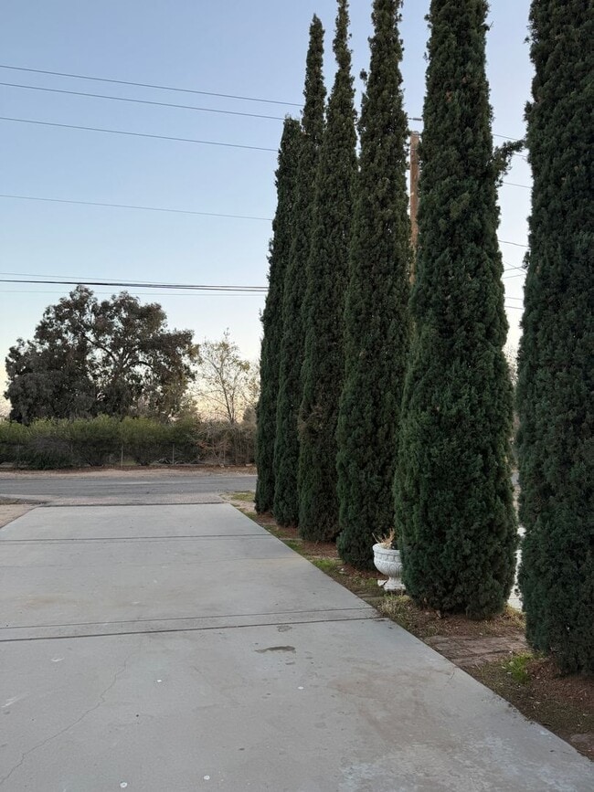 Building Photo - 14606 Riverside St