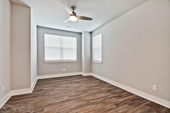 Building Photo - 1701 W Deane St