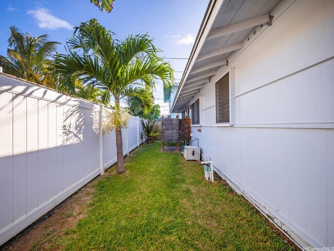 Building Photo - Charming 3-Bedroom Beachside with Spacious...