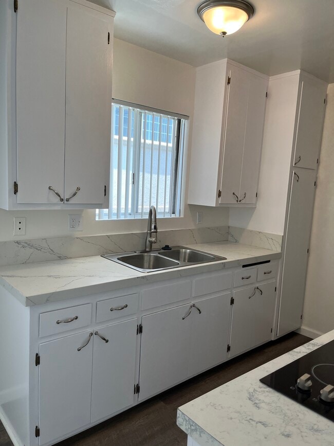 Kitchen sink-side view - Dondur One