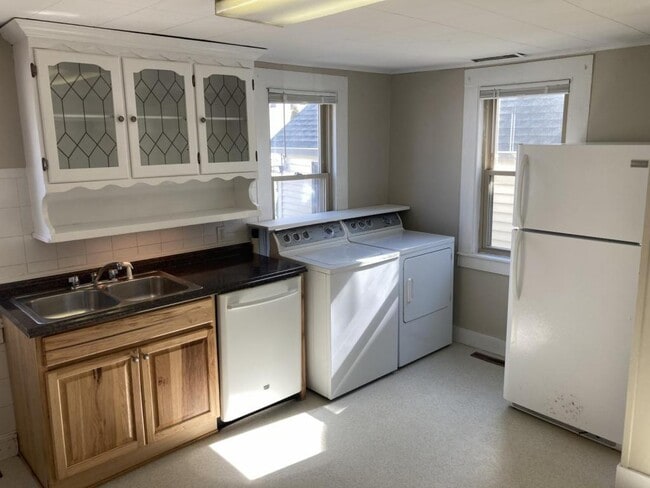 Building Photo - 27 Grove St