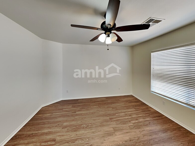 Building Photo - 4824 E Hilton Ave