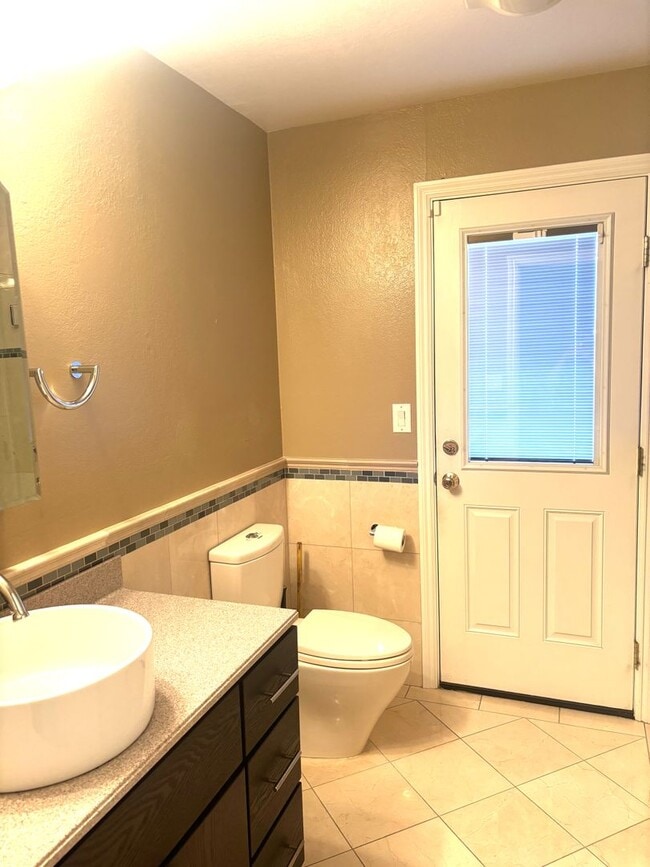 Building Photo - Stunning 4-Bedroom Home on Golf Course wit...