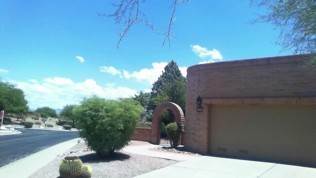 Building Photo - Gorgeous Home Gorgeous Views  Available Mid  September