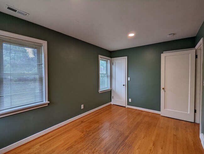 Building Photo - 4 br, 3 bath House - 2350 Boyer Ave E