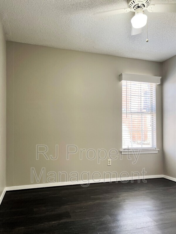 Building Photo - 8226 Town N Country Dr