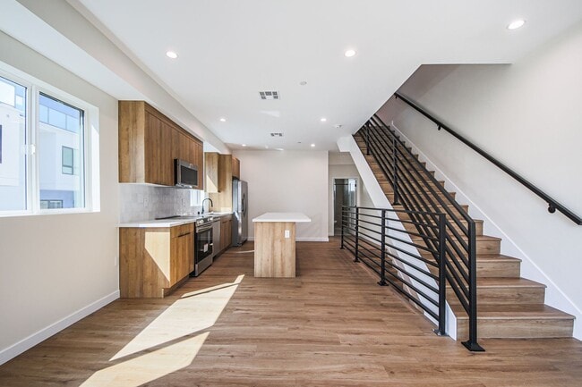 Building Photo - Ultra-Luxury Brand New 2 bed/2.5 bath and ...