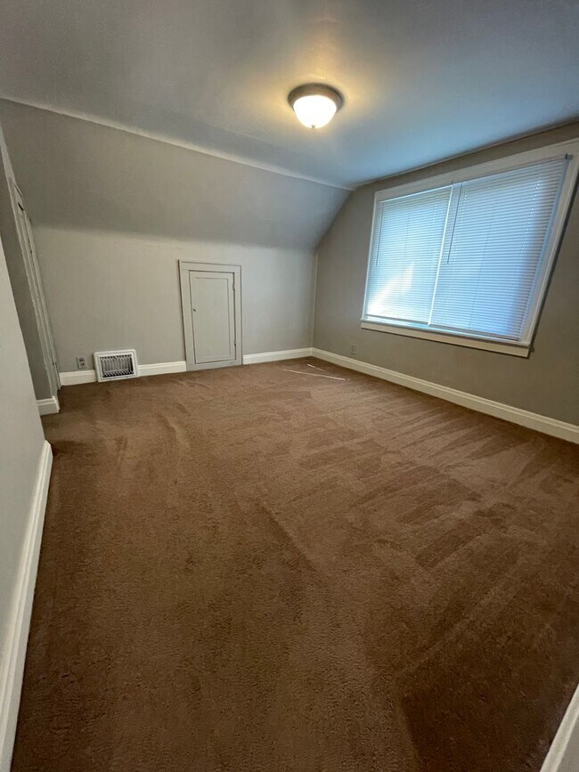 Building Photo - 3 bedroom house