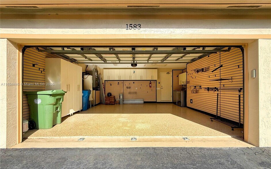 Building Photo - 1583 Presidio Dr