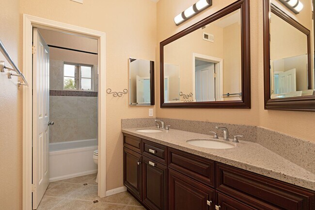 Building Photo - Large Beautiful Home in the Missions