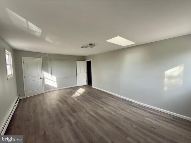 Building Photo - 422 W 6th Ave