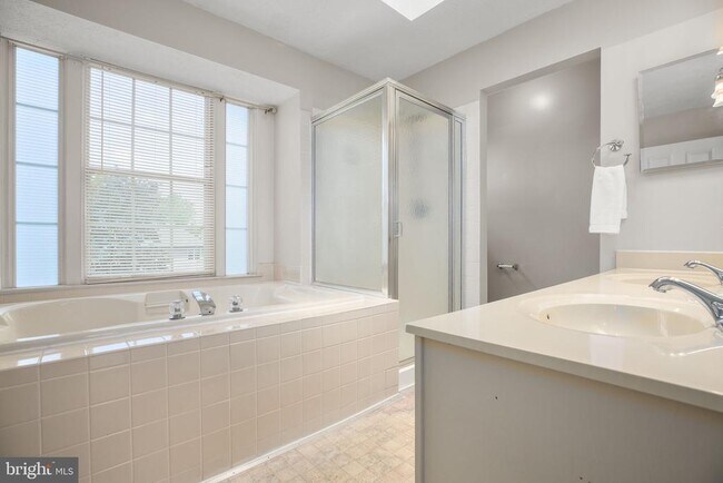 Building Photo - 64 Spring Lake Dr