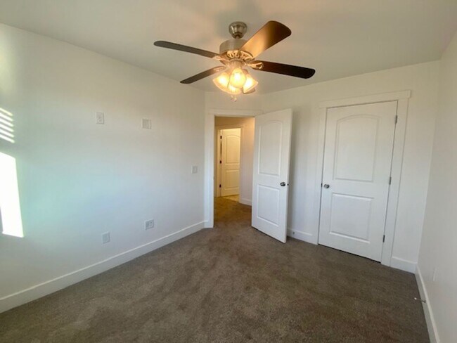 Building Photo - SPACIOUS TOWNHOME IN WASHINGTON