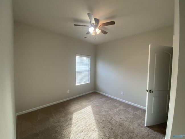 Building Photo - 102 Oak Path Ln