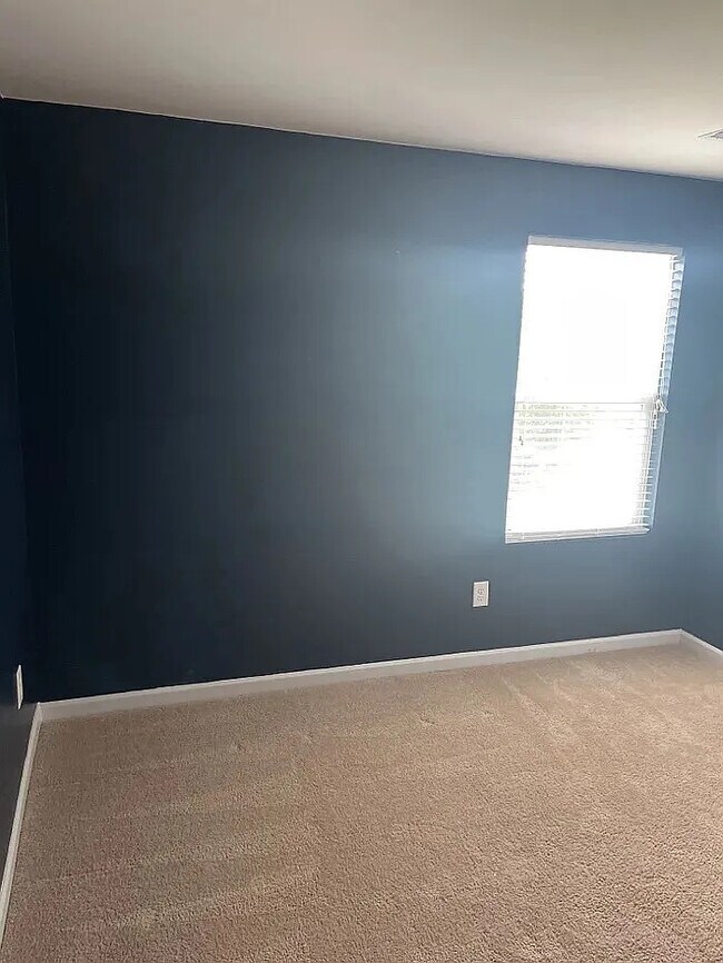 Building Photo - 4 Bedrooms 2.5 Bathrooms