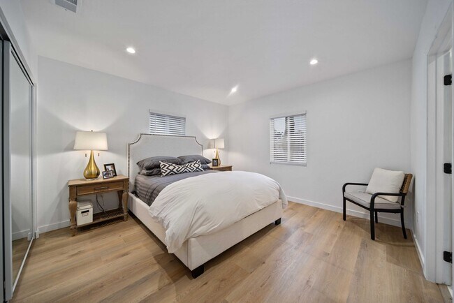 Building Photo - 11946 Aneta St