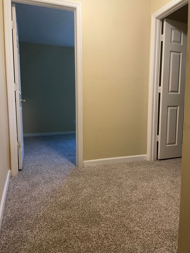 Building Photo - 3 Bedroom, 2.5 Bath Townhome in Lenlock