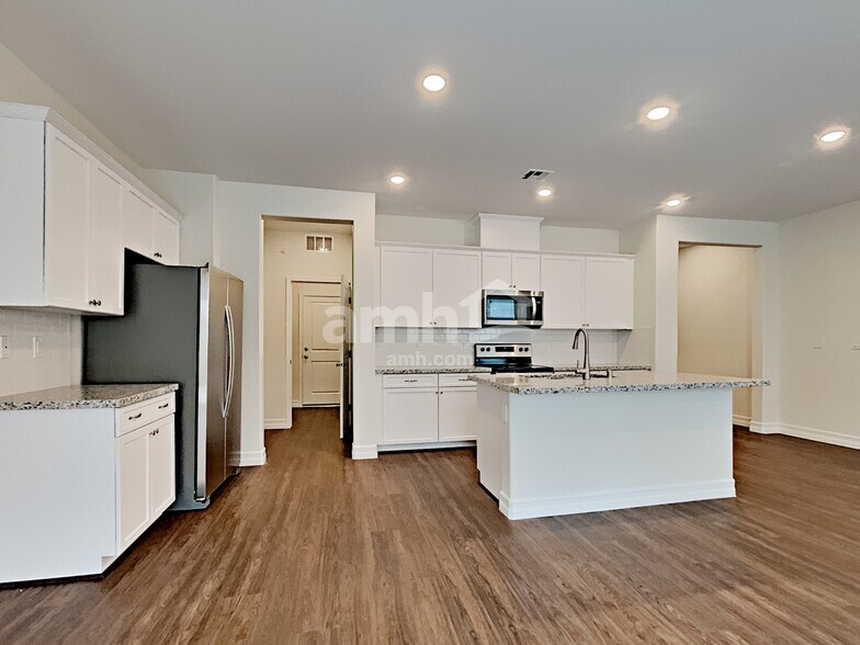 Building Photo - 6138 W Haleh Ave