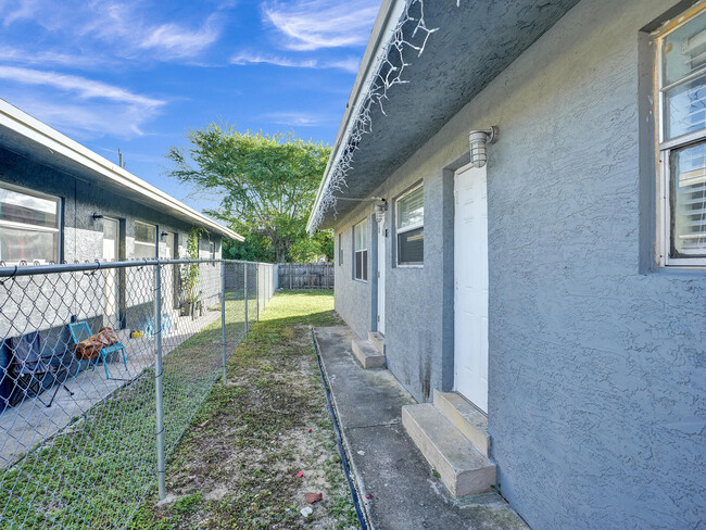 Building Photo - 778 SW 2nd Ave