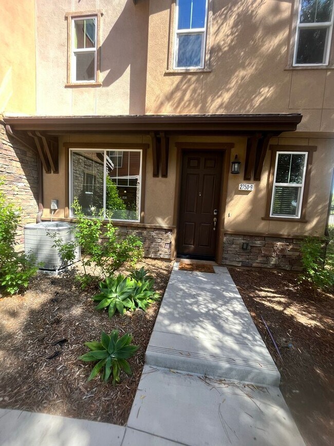 Building Photo - Spacious 4 Bed | 2-Story Townhome in Lake Pointe near Eastlake Vistas