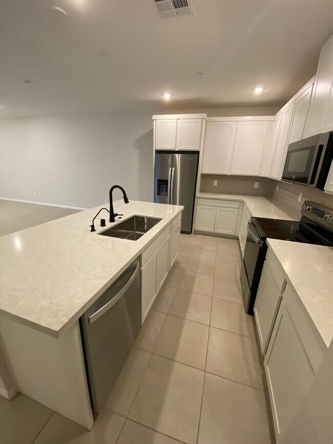 Building Photo - AMERICANA Property Mgmt - 3beds - 2 1/2baths Newly Townhouse in Henderson.