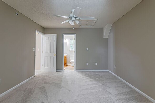 Building Photo - Bedroom on Main, Riverside Schools, Fenced...