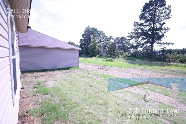Building Photo - 715 Thicket Ln