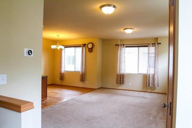 Building Photo - Spacious and Modern 4-Bedroom Home in Everett