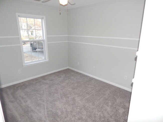 Building Photo - Adorable!!  Centrally located on quiet Cul...