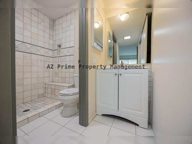 Building Photo - 4710 N 10th Pl