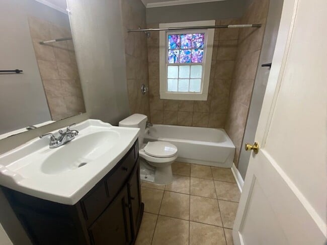 Building Photo - Renovated 3 Bedroom 1 Bath Home for Rent!