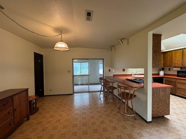 Building Photo - 2437 Ridgewood Dr
