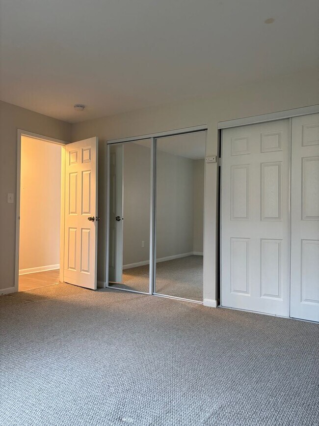 Building Photo - Spacious 1 Bedroom Apartment