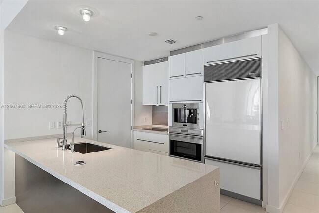 Building Photo - 15811 Collins Ave