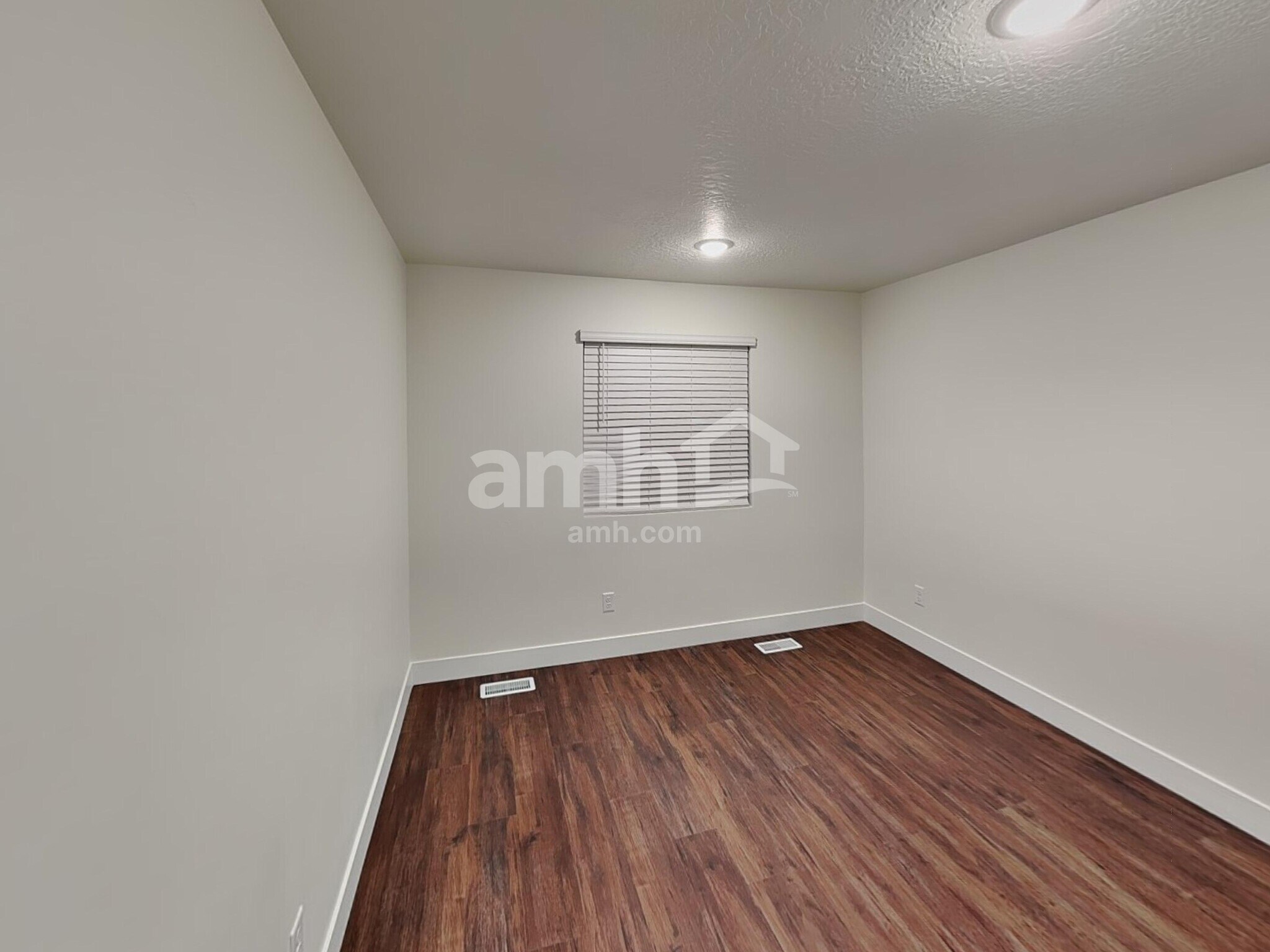 Building Photo - 1221 Redbud Dr