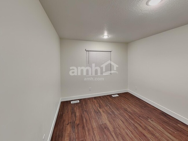 Building Photo - 1221 Redbud Dr