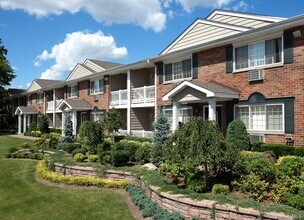 Building Photo - 399 Great East Neck Rd