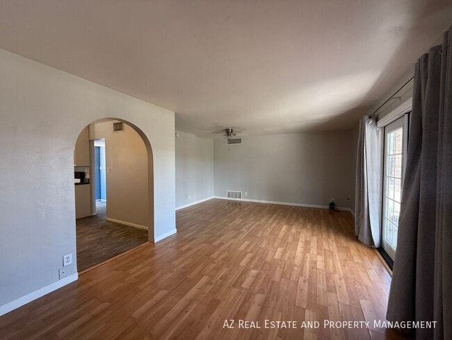 Building Photo - 1725 S Farmer Ave