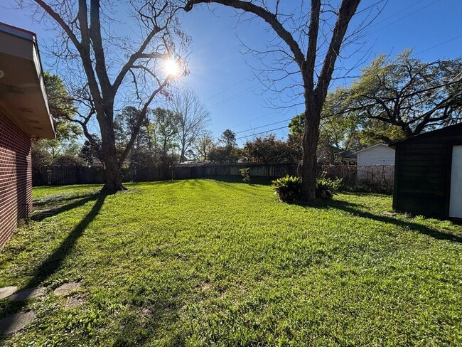 Building Photo - Large home in Brooadmor!
